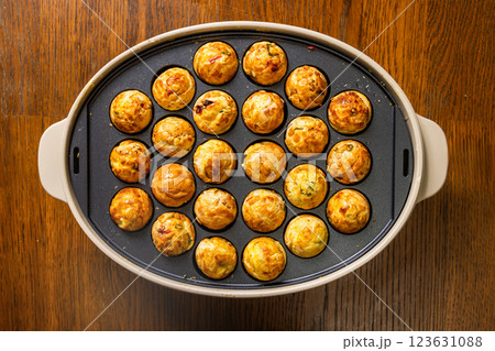 たこ焼き　octopus dough balls Takoyaki japanese food 123631088