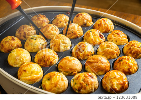 たこ焼き　octopus dough balls Takoyaki japanese food 123631089