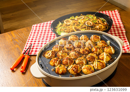 たこ焼き　octopus dough balls Takoyaki japanese food 123631099