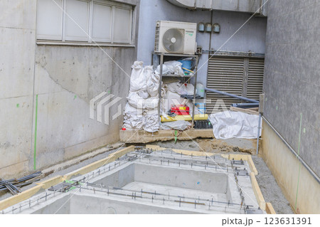 工事現場 基礎工事 コンクリート 室外機 工事現場 基礎工事 コンクリート 室外機 123631391