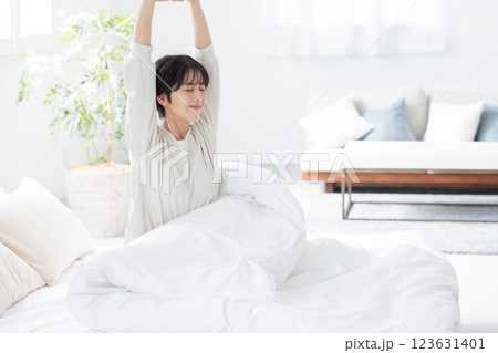 朝の目覚め　女性　30代 123631401