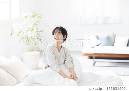 女性　起床 123631402