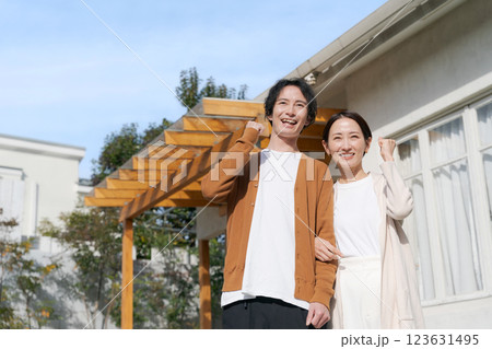 庭で微笑む幸せそうな夫婦 庭で微笑む幸せそうな夫婦 123631495