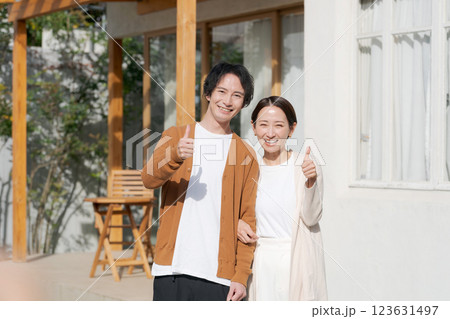 庭で微笑む幸せそうな夫婦 庭で微笑む幸せそうな夫婦 123631497