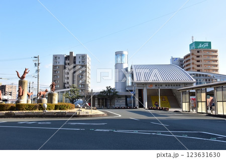 愛知県 豊川駅・東西自由通路と周辺の街並み 愛知県 豊川駅・東西自由通路と周辺の街並み 123631630