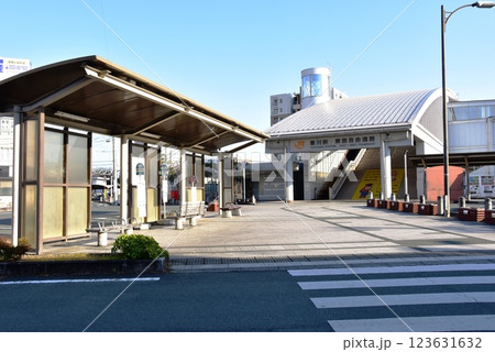 愛知県　豊川駅・東西自由通路と周辺の街並み 123631632