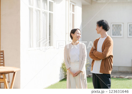 素敵な家を見上げる夫婦 素敵な家を見上げる夫婦 123631646