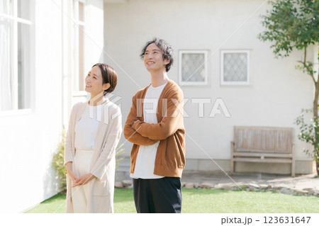素敵な家を見上げる夫婦 123631647