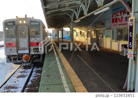 雪が残る日本最東端有人駅 根室駅 123631651
