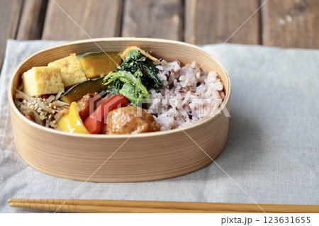 十六穀ご飯の和食わっぱ弁当　手作り弁当 123631655