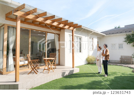 素敵な家を見る夫婦 123631743