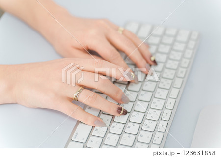 パソコンを使うネイルをした女性(仕事・ジェルネイル・ファッション・デザイナー) パソコンを使うネイルをした女性(仕事・ジェルネイル・ファッション・デザイナー) 123631858