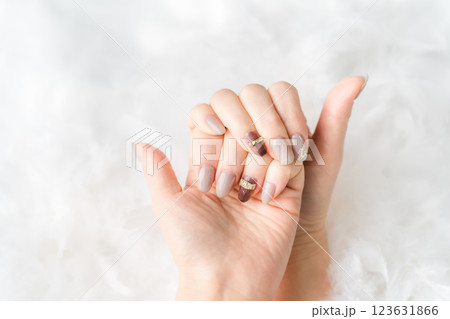 ネイルサロン・ジェルネイルをする女性（ベージュ・ブラウン・秋冬デザイン） 123631866