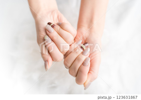 ネイルサロン・ジェルネイルをする女性（ベージュ・ブラウン・秋冬デザイン） 123631867
