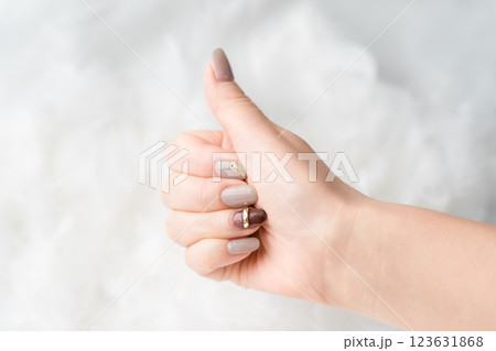 ネイルサロン・ジェルネイルをする女性（ベージュ・ブラウン・秋冬デザイン） 123631868