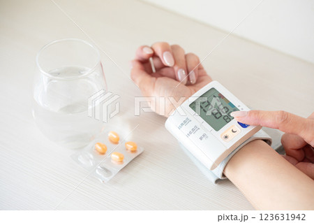 血圧計と薬 123631942