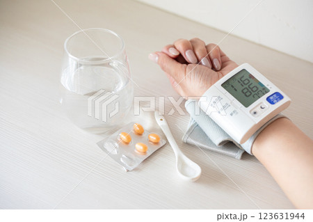 血圧計と薬 血圧計と薬 123631944