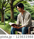 公園で読書を楽しむ日本人男性｜落ち着いた時間を過ごす 123631988