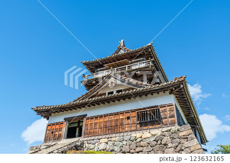 福井県坂井市　日本100名城　快晴の丸岡城天守 123632165