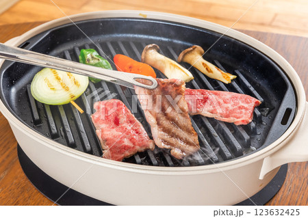 和牛で焼肉　Japanese style luxury grilled beef 123632425