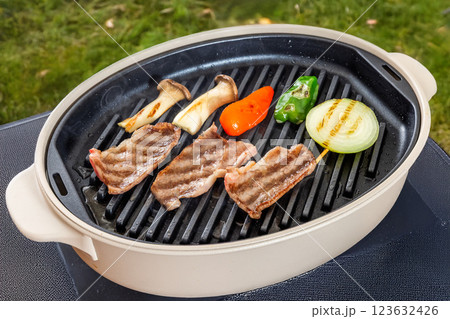 和牛で焼肉 Japanese style luxury grilled beef 和牛で焼肉 Japanese style luxury grilled beef 123632426