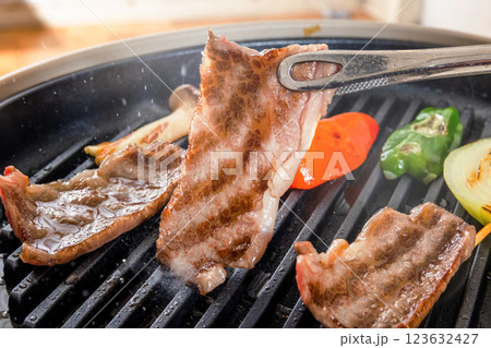 和牛で焼肉 Japanese style luxury grilled beef 和牛で焼肉 Japanese style luxury grilled beef 123632427