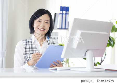 医療　制服を着た受付スタッフ 123632579