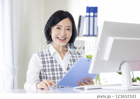 医療 制服を着た受付スタッフ 医療 制服を着た受付スタッフ 123632581