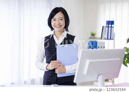 医療　制服を着た受付スタッフ 123632584