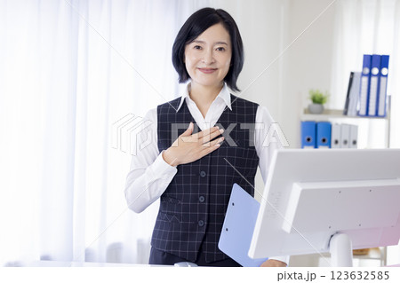 医療　制服を着た受付スタッフ 123632585