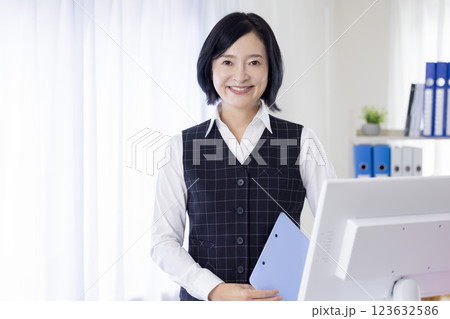 医療　制服を着た受付スタッフ 123632586