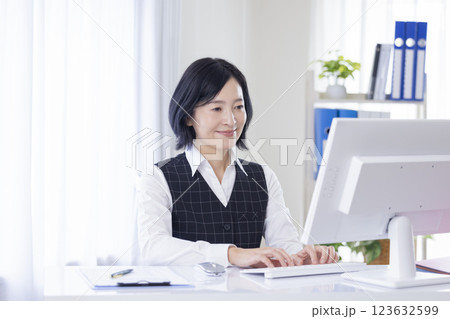 医療　制服を着た受付スタッフ 123632599