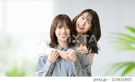仲のいい2人の女性・ビジネスウーマン 仲のいい2人の女性・ビジネスウーマン 123632603