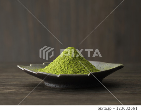 小皿に盛り付けられた抹茶 123632661