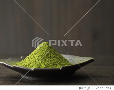 皿に盛った抹茶と緑茶 123632663