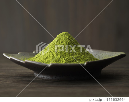 皿に盛った抹茶と緑茶 皿に盛った抹茶と緑茶 123632664