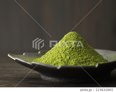 皿に盛った抹茶と緑茶 123632665