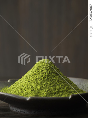 皿に盛った抹茶と緑茶 123632667