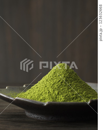 皿に盛った抹茶と緑茶 123632668