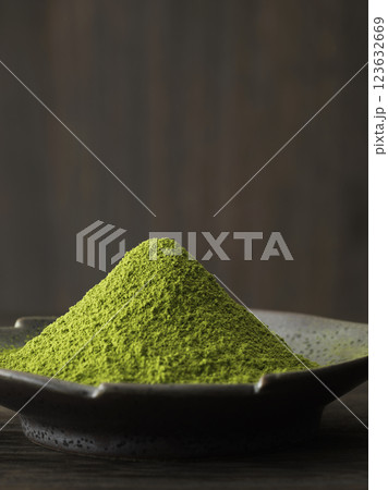 皿に盛った抹茶と緑茶 123632669