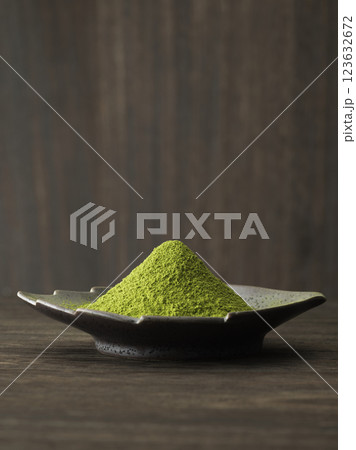 皿に盛った抹茶と緑茶 皿に盛った抹茶と緑茶 123632672