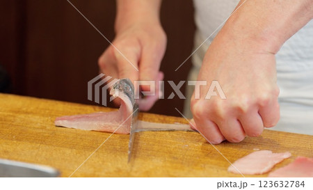 ホウボウを皮を剥ぐ寿司職人の手元 123632784