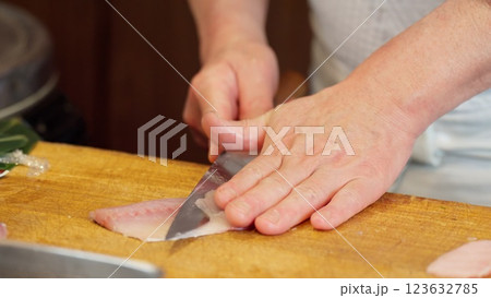 ホウボウを切る寿司職人の手元 123632785