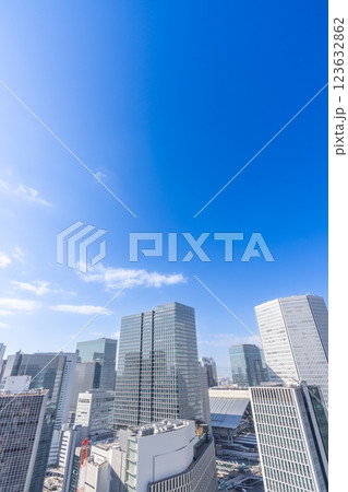 都市風景・梅田駅周辺の高層ビル群 123632862
