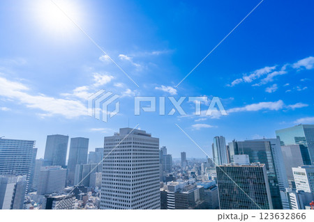 都市風景・梅田駅周辺の高層ビル群 123632866