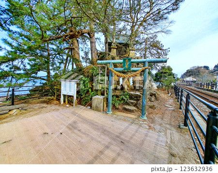 雨晴海岸と義経神社 雨晴海岸と義経神社 123632936