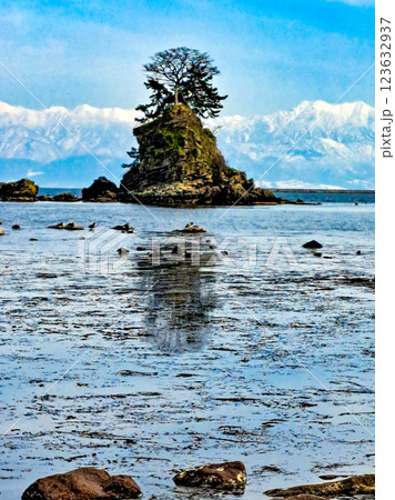 女岩のリフレクション（縦） 123632937