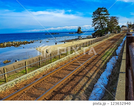 氷見線線路と雨晴海岸 123632940