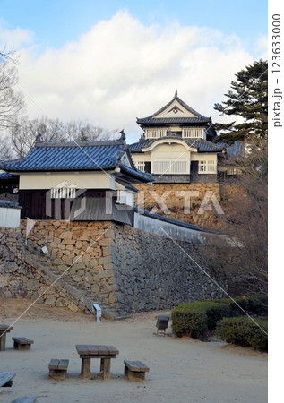 二の丸跡から望む備中松山城 天守閣・五の平櫓 二の丸跡から望む備中松山城 天守閣・五の平櫓 123633000