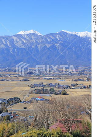 早春の安曇野と北アルプス 123633076